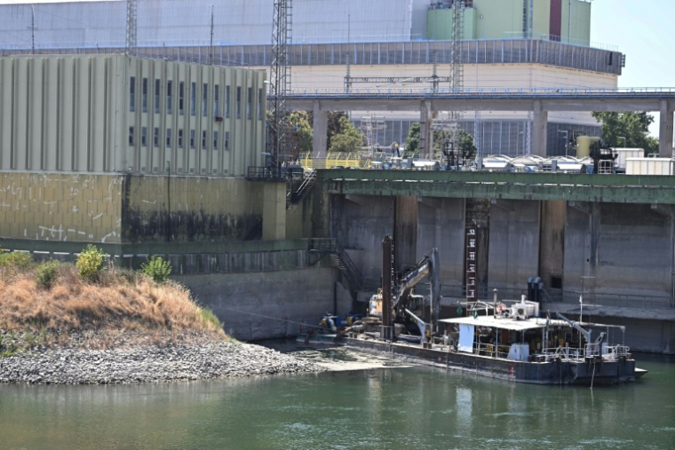 La centrale nucléaire hongroise de Paks, située à une centaine de kilomètres au sud de Budapest, le 31 juillet 2026  ( AFP / Attila KISBENEDEK )