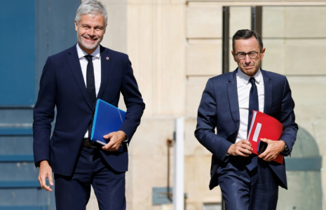 Le président du groupe des députés LR à l'Assemblée nationale, Laurent Wauquiez (G) et Bruno Retailleau, alors chef des sénateurs LR au Sénat, le 19 septembre 2024 à Paris ( AFP / Ludovic MARIN )
