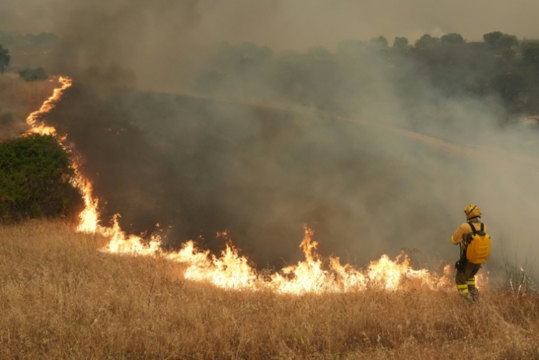 Feu de broussailles à Cebreros, à l'ouest de Madrid, le 24 juillet 2026 ( AFP / Cesar MANSO )