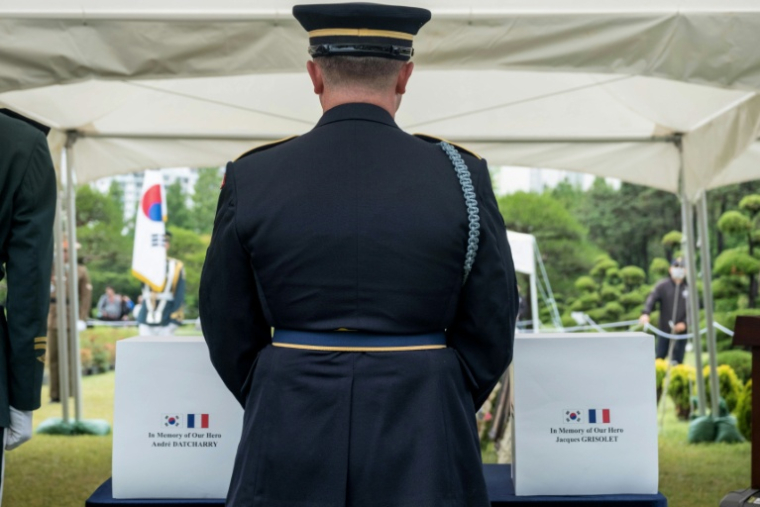 Cérémonie d'inhumation des cendres d'Andre Datcharry et Jacques Grisolet, deux anciens combattants français de la guerre de Corée récemment décédés, au Cimetière mémorial des Nations Unies à Busan (Corée du Sud) le 27 mai 2026 ( AFP / Roland DE COURSON )