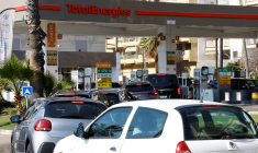 Des automobilistes font la queue à une station-service TotalEnergies à Nice