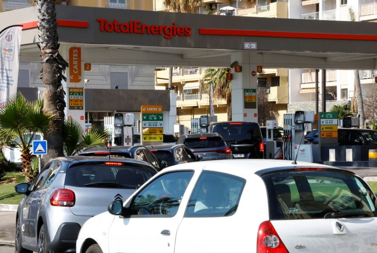 Des automobilistes font la queue à une station-service TotalEnergies à Nice