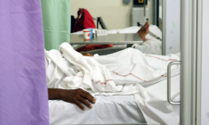 Un patient atteint de chikungunya pris en charge au CH Ouest Reunion à Saint-Paul, à La Réunion, le 10 avril 2025 ( AFP / Richard BOUHET )