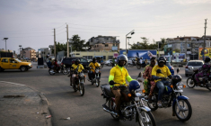 Des motos taxis dans une rue de Cotonou après que des militaires ont annoncé à la télévision publique avoir "démis de ses fonctions" le président Patrice Talon, le 7 décembre 2025 au Bénin ( AFP / OLYMPIA DE MAISMONT )