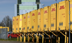 Avec la guerre au Moyen-Orient, le géant allemand de la logistique DHL est confronté à des restrictions aériennes et maritimes "heure par heure" ( AFP / Ina FASSBENDER )