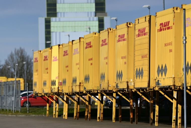 Avec la guerre au Moyen-Orient, le géant allemand de la logistique DHL est confronté à des restrictions aériennes et maritimes "heure par heure" ( AFP / Ina FASSBENDER )