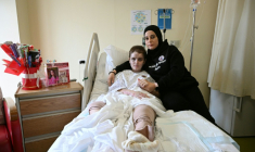 La Libanaise Amani Bazzi, à droite, avec sa fille Aseel, 13 ans, grièvement blessée dans une frappe israélienne, dans un hôpital de Beyrouth, le 25 novembre 2025  ( AFP / Joseph EID )