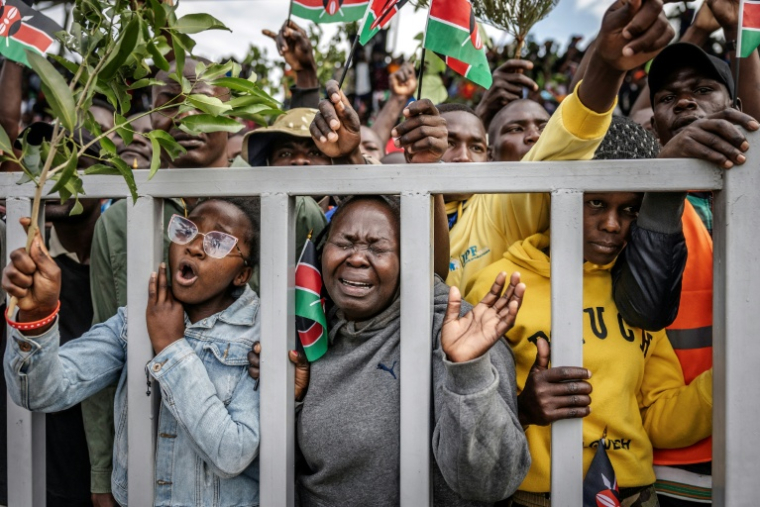 Des partisans de l'opposant kényan Raila Odinga sont massés dans le stade où son corps est exposé, à Kisumu, dans l'ouest du Kenya d'où il est originaire, le 18 octobre 2025 ( AFP / Luis TATO )