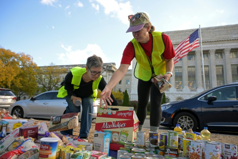 Des bénévoles de l'association People's Pantry Food récoltent des dons alimentaires sur l'esplanade du National Mall à Washington, le 30 octobre 2025 ( AFP / Oliver Contreras )