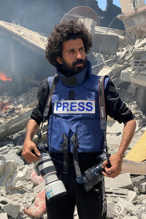 Le journaliste de l’AFP Omar Al-Qattaa pose pour une photo dans la bande de Gaza, le 9 mai 2024 ( AFP / - )