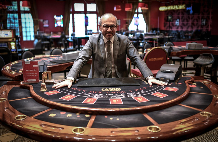 Le président du directoire du groupe Partouche Fabrice Paire le 1er octobre 2022 au casino de Forges-les-Eaux en Normandie. ( AFP / STEPHANE DE SAKUTIN )
