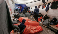 Des migrants dorment dans le bateau humanitaire Ocean Viking