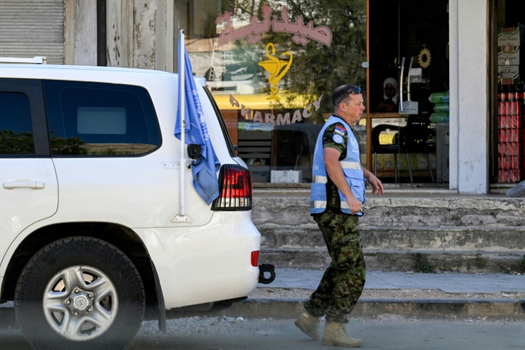 Un casque bleu de la Force des Nations unies pour l'observation du désengagement (Fnuod), à Khan Arnaba, près du Golan annexé, dans le sud-ouest de la Syrie, le 7 octobre 2026 ( AFP / LOUAI BESHARA )