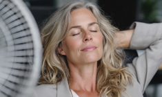 Les changements hormonaux qui se produisent plusieurs années avant la ménopause peuvent entraîner une perte musculaire progressive et une augmentation de la résistance à l'insuline. (crédit: Adobe Stock/photo générée par IA))