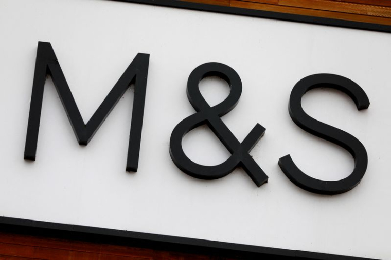Le logo du détaillant britannique Marks & Spencer dans l'un de ses centres de distribution, à Castle Donington, dans le Leicestershire