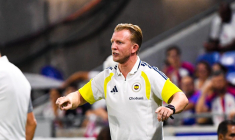 Le coach de Fenerbahçe s'en va, Dirk Kuyt pointe le bout de son nez