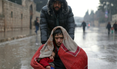 Des habitants évacuent le quartier de Sheikh Maqsoud à Alep, le 9 janvier 2026 ( AFP / OMAR HAJ KADOUR )