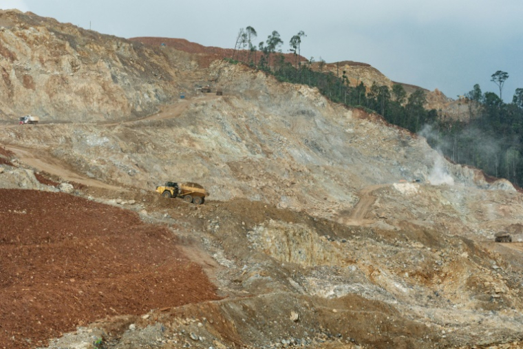 Vue aérienne d'un site d'extraction de nickel à la lisière de la forêt où Bokum, un membre de la tribu indigène Hongana Manyawa, patrouille régulièrement, le 16 avril 2025 à East Halmahera, dans le nord des Moluques, en Indonésie ( AFP / YASUYOSHI CHIBA )