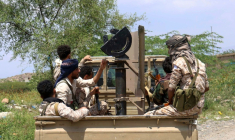 Des forces gouvernementales yéménites soutenues par l'Arabie saoudite dans un camion militaire sur le front de Jabal Han, à l'ouest de la ville de Taëz, le 3 octobre 2026 ( AFP / Ahmad AL-BASHA )