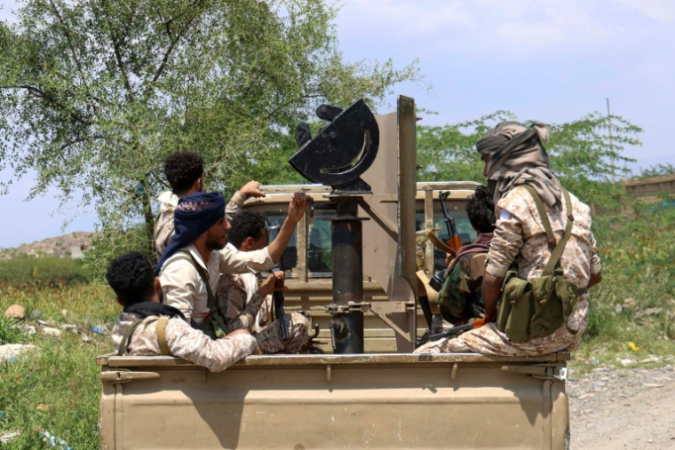 Des forces gouvernementales yéménites soutenues par l'Arabie saoudite dans un camion militaire sur le front de Jabal Han, à l'ouest de la ville de Taëz, le 3 octobre 2026 ( AFP / Ahmad AL-BASHA )