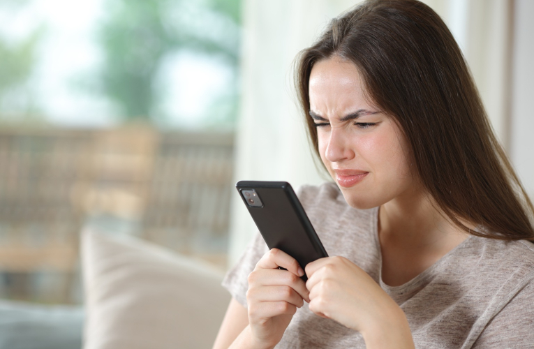 Si le téléphone a longtemps été l’objet emblématique de la parole, il est aujourd’hui de moins en moins utilisé… pour téléphoner. (crédit: Adobe Stock)
