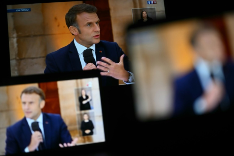 Et si mercredi Emmanuel Macron devrait être sur le terrain dans le cadre des commémorations de l'attaque du péage d'Incarville, l'attention se concentre sur ses deux heures d'émission spéciale, titrée "Les défis de la France", mardi soir sur TF1 ( AFP / SEBASTIEN BOZON )