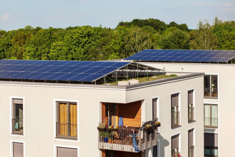 Énergie solaire en copropriété: les coûts et les bénéfices se partagent entre les copropriétaires. ( crédit photo : Shutterstock )