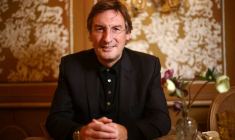 Le PDG de Louis Vuitton Pietro Beccari lors d'une interview au café Dior à Londres