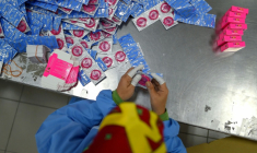 Un employé emballe des préservatifs au siège du fabricant malaisien de préservatifs Karex Industries, à Port Klang, le 20 septembre 2017 ( AFP / MANAN VATSYAYANA )