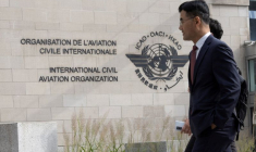 PHOTO DE FICHIER : Les membres de l'OACI arrivent à leur siège à Montréal
