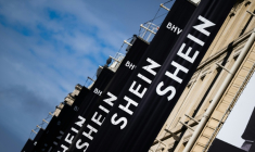 Les bannières de Shein sur la façade du BHV à Paris, le 3 novembre 2025 ( AFP / Julie SEBADELHA )