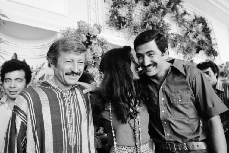 Le réalisateur algérien Mohamed Lakhdar Hamina (g) et les acteurs de son film "Chronique des années de braise" présenté au Festival de Cannes, le 23 mai 1975 ( AFP / - )