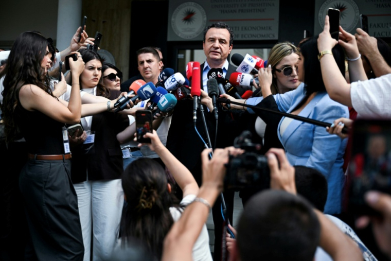 Le Premier ministre social-démocrate du Kosovo, Albin Kurti, s'adresse à la presse après avoir voté aux législatives, les troisièmes en seize mois, le 7 juin 2026 à Pristina ( AFP / Armend NIMANI )