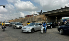 Des automobilistes à Cotonou après que des militaires ont annoncé à la télévision publique du Bénin avoir "démis de ses fonctions" le président Patrice Talon, le 7 décembre 2025following rumors of a possible coup in the country on December 7, 2025 Benin's President Patrice Talon is safe and the army is regaining control, after a group of soldiers said they had ousted him from power, the presidency told AFP on Sunday."This is a small group of people who only control the television," his office said. "The regular army is regaining control. The city and the country are completely secure." ( AFP / - )