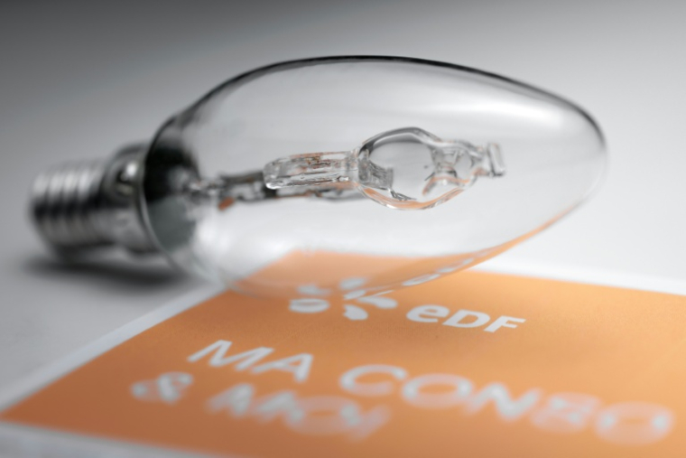 Le gouvernement anticipe une "stabilité" des factures d'électricité pour la plupart des ménages pour les années 2026 et 2027 malgré la fin du système de régulation très avantageux qui s'éteint au 31 décembre 2025 ( AFP / JOEL SAGET )