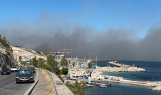 Incendie au nord de Marseille: le feu gagne la ville