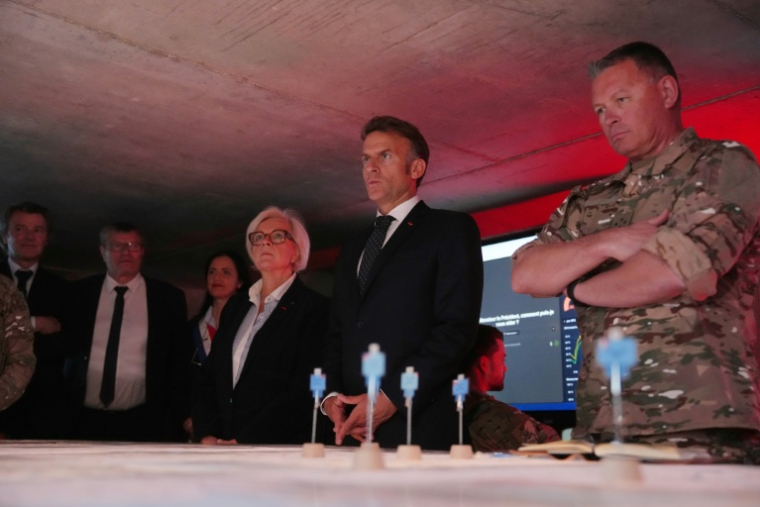 Le président Emmanuel Macron (2e d) et la ministre française des Armées Catherine Vautrin (3e d) visitent le poste de commandement militaire dans le cadre de l'exercice Orion 2026 à Mailly-le-Camp, le 30 avril 2026 dans l'Aube ( POOL / Aurelien Morissard )
