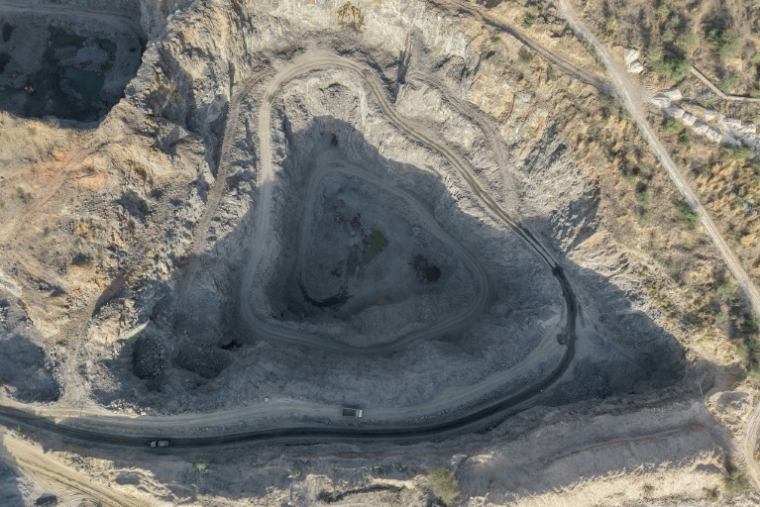 Vue aérienne d'une carrière dans les monts des Aravallis, le 19 mai 2026 à  Neem ka Thana, dans l'Etat indien du Rajasthan  ( AFP / Jalees ANDRABI )