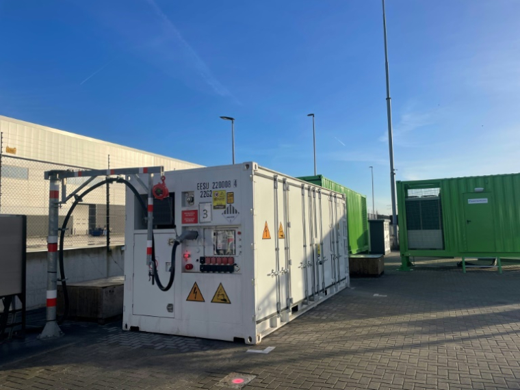 Photo prise le 17 septembre 2025 et distribuée par Zero Emission Service le 24 septembre 2025, montrant une batterie en cours de charge destinée au MS Den Bosch Max Groen, un navire transport de conteneurs sans émission sur les voies navigables intérieures, dans le port de Rotterdam, aux Pays-Bas ( Zero Emission Service / Handout )