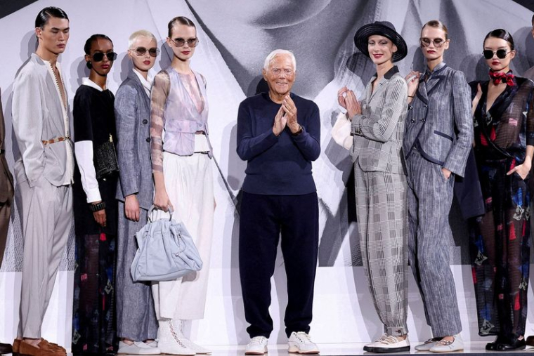 Le créateur Giorgio Armani se tient aux côtés de mannequins