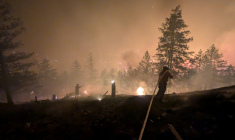 Photo prise le 7 août 2026 et diffusée le lendemain par le Service canadien de la faune de Colombie-Britannique montrant des pompiers luttant contre un incendie de forêt près de Summerland, dans l’ouest du Canada ( BC Wildfire Service / Handout )