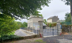 L'école de Moussages, le 4 septembre 2025, dans le Cantal, où Caroline Grandjean était directrice ( AFP / Céline CASTELLA )