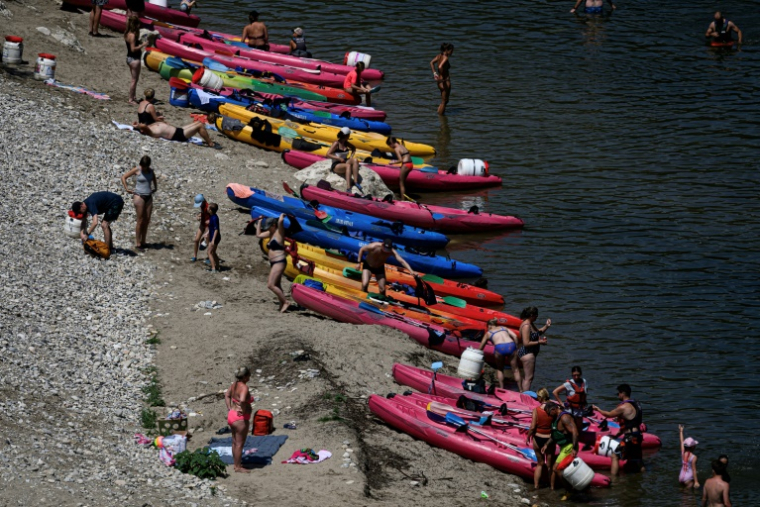 canoës et kayaks sur la rivière Ardèche près de Vallon-Pont-d'Arc, le 15 juillet 2025 en Ardèche ( AFP / JEAN-PHILIPPE KSIAZEK )