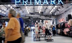 Des articles à vendre sont exposés à l'intérieur d'un magasin Primark dans le quartier de Brooklyn à New York