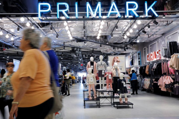 Des articles à vendre sont exposés à l'intérieur d'un magasin Primark dans le quartier de Brooklyn à New York