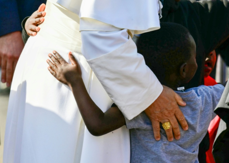 Le pape Léon XIV avec des enfants à San Cristóbal de La Laguna aux Canaries le 12 juin 2026 ( AFP / Stefano RELLANDINI )