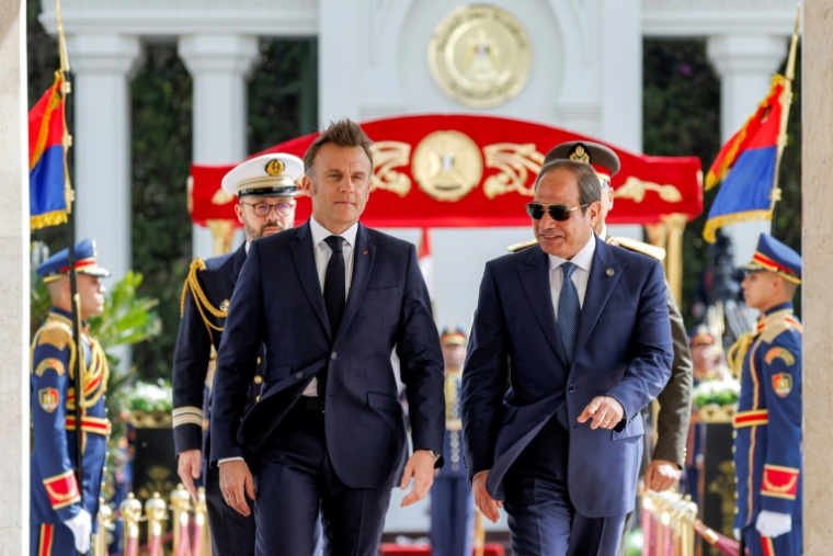 Les présidents égyptien Abdel Fattah al-Sissi (droite) et français Emmanuel Macron lors d'une cérémonie d'accueil au Caire, le 7 avril 2025 ( POOL / Ludovic MARIN )
