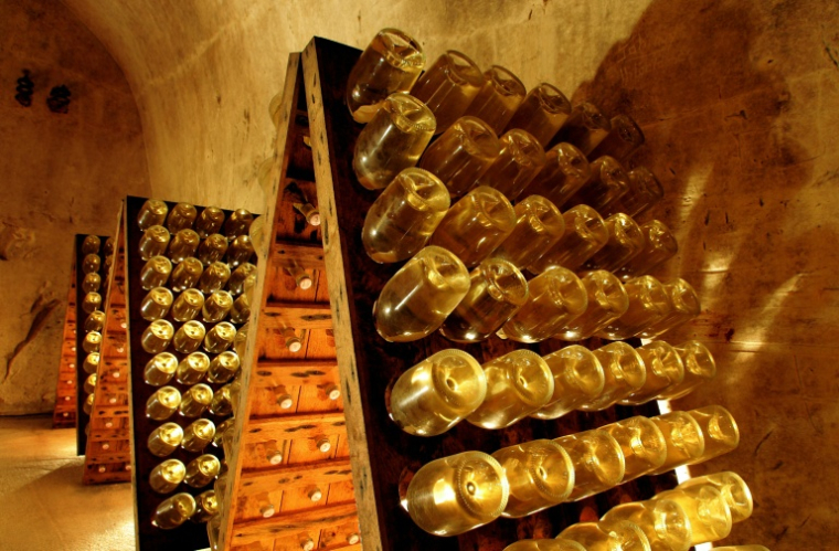 Des bouteilles de champagne Ruinart dans une cave à Reims, le 11 décembre 2008 dans la Marne ( AFP / ALAIN JULIEN )
