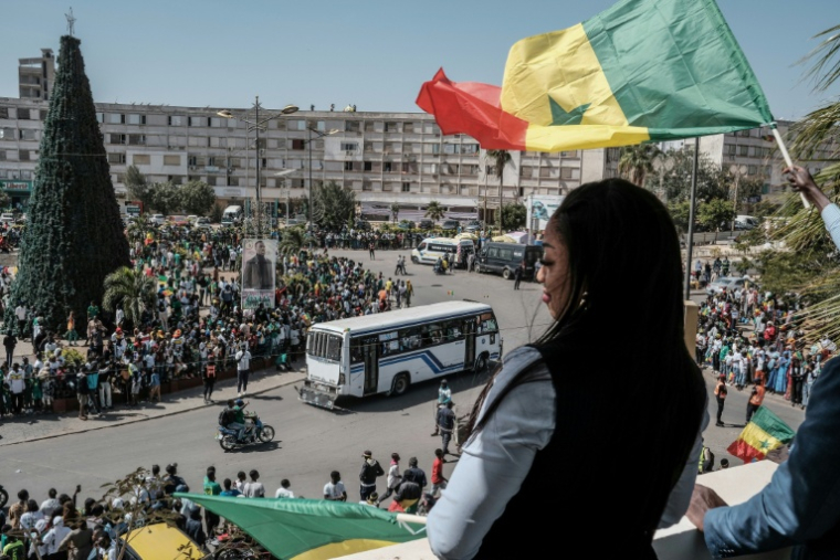 Une supportrice sénégalais de l'équipe de football du pays participe le 20 janvier 2026 à Dakar à la parade populaire pour célébrer les Lions de la Teranga et leur victoire à la CAN-2025 face au Maroc ( AFP / GUY PETERSON )