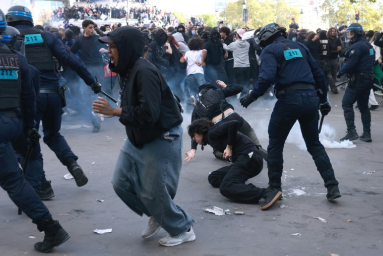 Affrontements entre manifestants et les forces de l'ordre anti-émeute lors d'une manifestation de lycéens place de la Bastille à Paris, le 8 octobre 2026 ( AFP / Kenzo TRIBOUILLARD )